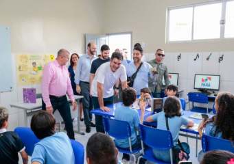 Foto: Governador Helder na sala de aula com alunos
